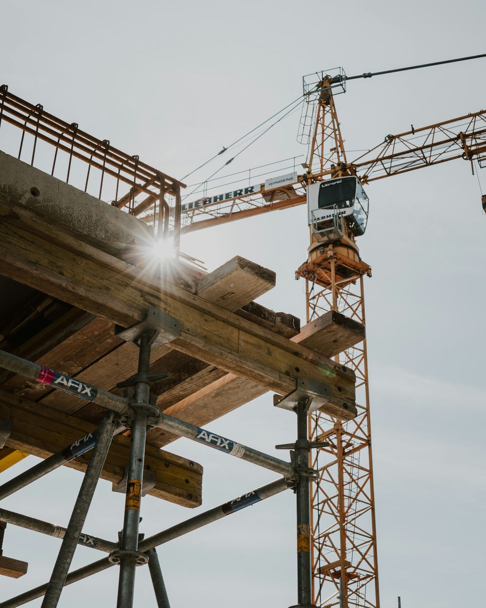 Baukran und Schalung auf einer Baustelle